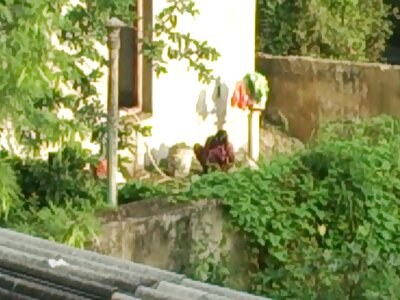 ಅಲೀನಾ ಲೋಪೆಜ್ ಮಂಚದ ಮೇಲೆ ದುಂಡುಮುಖದ ಹೊಂಬಣ್ಣದ ಮಹಿಳೆಯೊಂದಿಗೆ ಮೋಜು ಮಾಡುತ್ತಿದ್ದಾರೆ